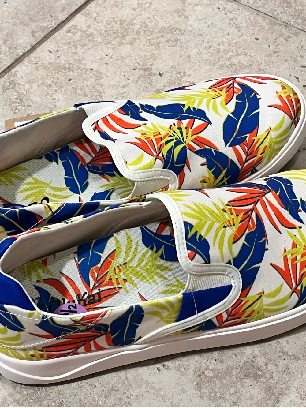 OluKai Lae‘ahi Pa‘i Men’s Slip-On Shoes 10.5 White/Aloha NWT Hawaain Floral AOP